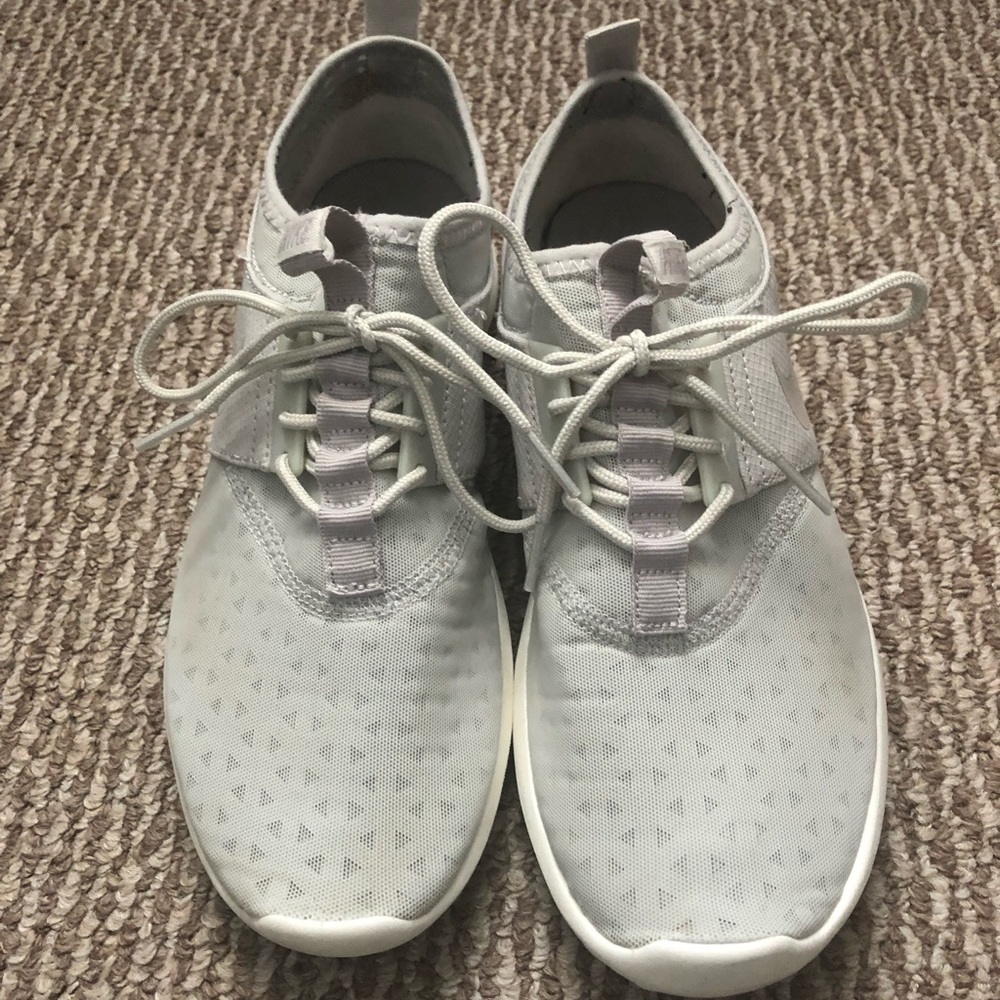 Nike Roshe Sneakers
